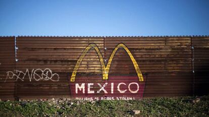 En la imagen, un grafiti pintado en la valla fronteriza entre México y Estados Unidos, desde el lado mexicano, en Tijuana.