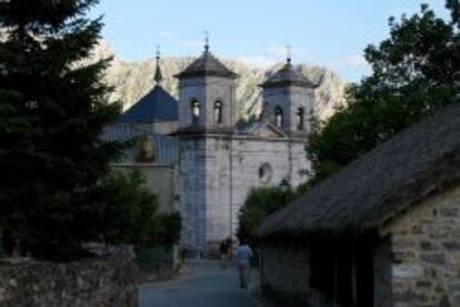 Catedral de la Montaña, en el pueblo de Lois.