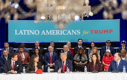 Donald Trump habla en una mesa redonda con empresarios latinos, el 22 de octubre en Doral, Florida .