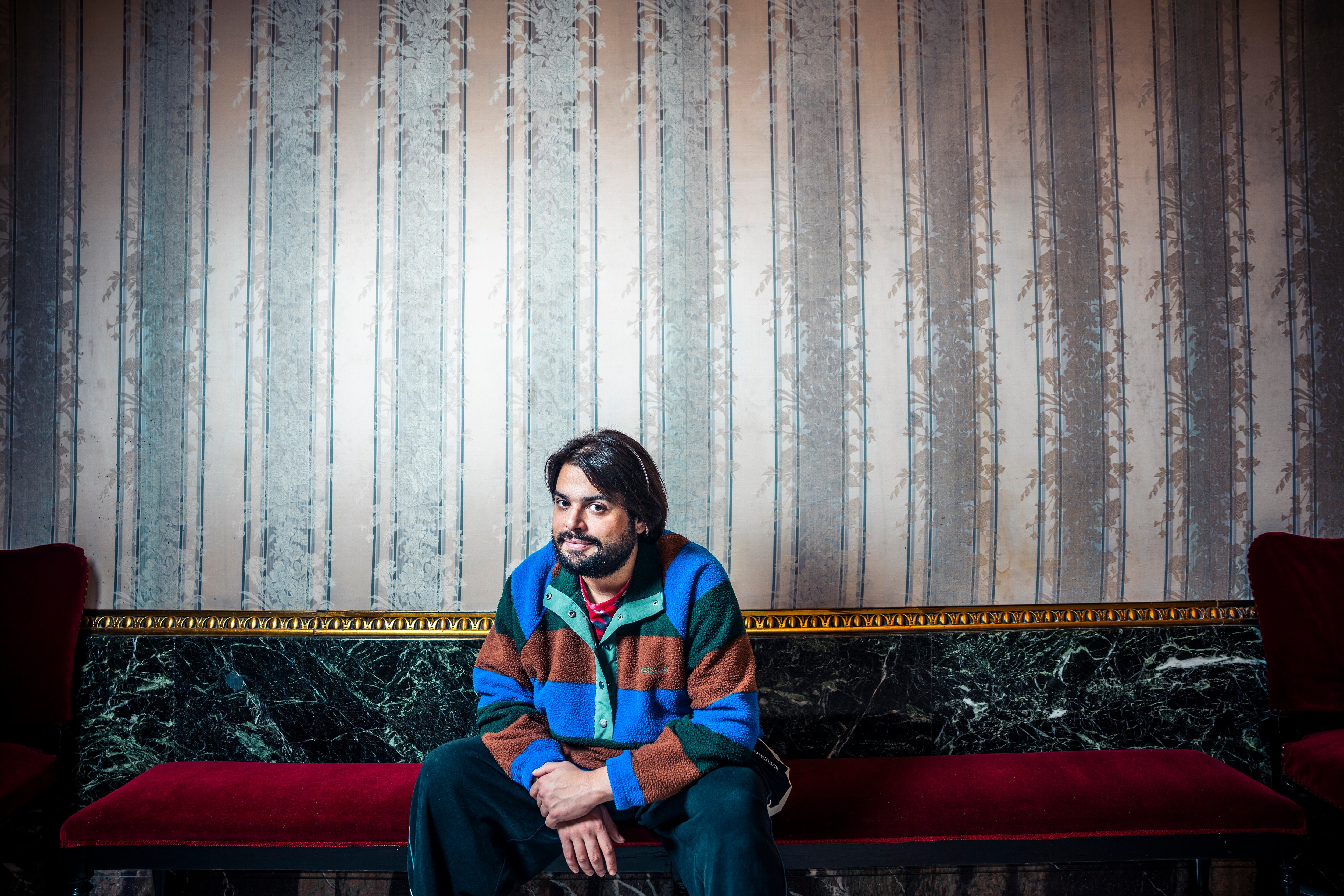 El actor Brays Efe posa durante la entrevista. 