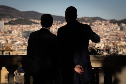 El presidente del Gobierno de España, Pedro Sánchez, y el presidente de Francia, Emmanuel Macron, a la izquierda, observaban Barcelona durante un momento de la cumbre bilateral celebrada entre los dos países este jueves en la capital catalana.