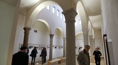 Visitantes en la exposición de fotografía con la que se han reabierto los Baños del Almirante en Valencia.