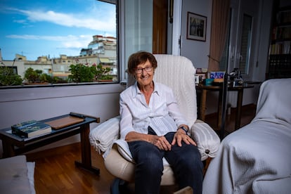 La infermera Anna Arce, de 93 anys, a casa seva a Barcelona.