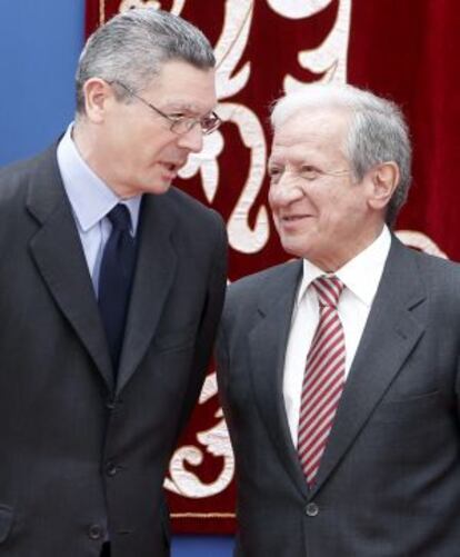 El ministro de Justicia, Alberto Ruiz-Gallardón, charla con el presidente del Constitucional, Pascual Sala.