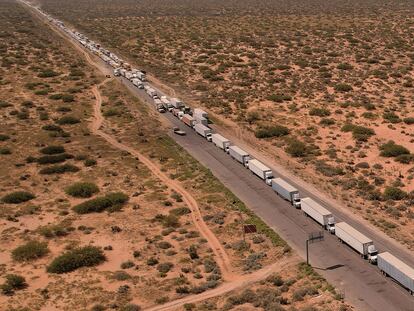 Camiones esperan para poder cruzar por el puente Jerónimo-Santa Teresa desde Ciudad Juárez hacia Nuevo México, el 26 de septiembre.