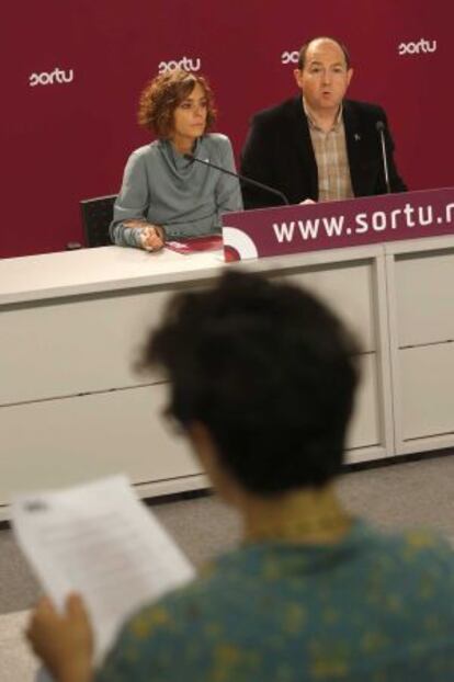 Amaia Izko y Pernando Barrena, portavoces de Sortu, durante su comparecencia en la sede del partido en San Sebastián.