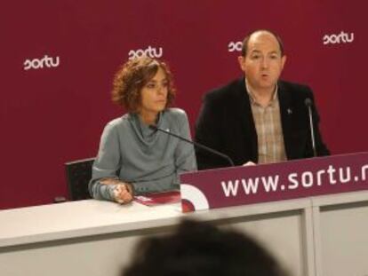 Amaia Izko y Pernando Barrena, portavoces de Sortu, durante su comparecencia en la sede del partido en San Sebastián.