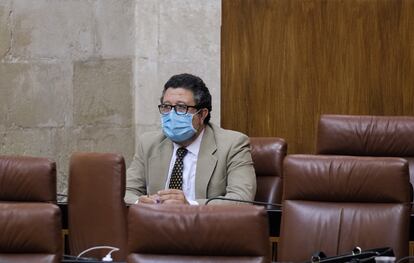 Francisco Serrano, durante un pleno en el Parlamento andaluz.