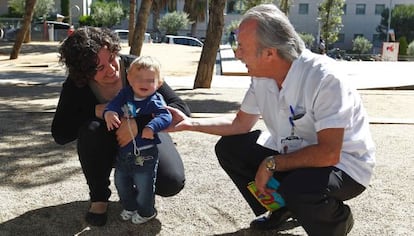 Mercedes, una mujer de 31 años a quien le extirparon los ovarios debido a un tumor, junto a su hijo Lucas.