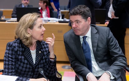 La vicepresidenta Nadia Calviño junto al ahora presidente del Eurogrupo, Paschal Donohoe, en una reunión en Bruselas en 2019.