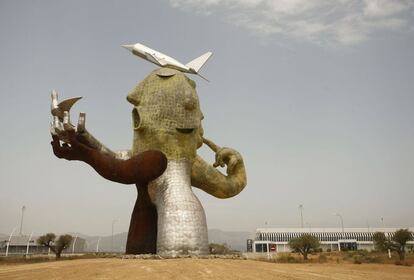 Una enorme escultura en el aeropuerto de Castellón está inspirada en el expresidente de la Diputación Carlos Fabra. El político castellonenese, del PP, cumple desde el pasado 1 de diciembre una condena de cuatro años de cárcel por defraudar 700.000 euros a Hacienda.