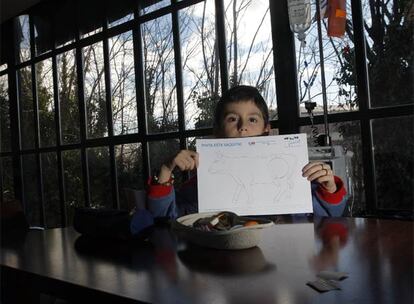 Uno de los niños del hospital Niño Jesús, durante la presentación ayer de la CowParade.