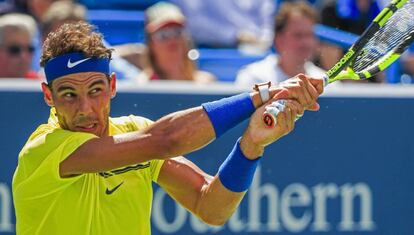 Nadal golpea la bola con un revés a dos manos ante Ramos.