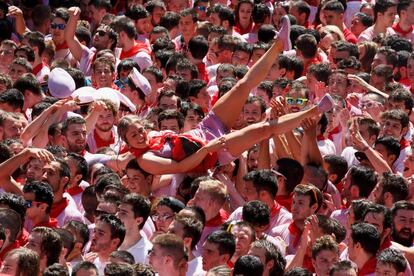 PAMPLONA, SPAIN - JULY 06: Revellers enjoy the atmosphere during the opening day or 'Chupinazo' of the San Fermin Running of the Bulls fiesta on August 6, 2016 in Pamplona, Spain. The annual Fiesta de San Fermin, made famous by the 1926 novel of US writer Ernest Hemmingway entitled 'The Sun Also Rises', involves the daily running of the bulls through the historic heart of Pamplona to the bull ring. (Photo by Pablo Blazquez Dominguez/Getty Images)