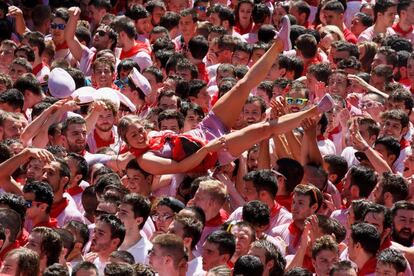 PAMPLONA, SPAIN - JULY 06:  Revellers enjoy the atmosphere during the opening day or 'Chupinazo' of the San Fermin Running of the Bulls fiesta on August 6, 2016 in Pamplona, Spain. The annual Fiesta de San Fermin, made famous by the 1926 novel of US writer Ernest Hemmingway entitled 'The Sun Also Rises', involves the daily running of the bulls through the historic heart of Pamplona to the bull ring.  (Photo by Pablo Blazquez Dominguez/Getty Images)