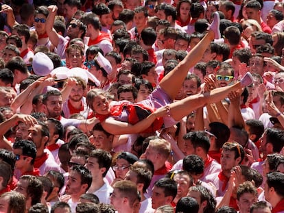 PAMPLONA, SPAIN - JULY 06:  Revellers enjoy the atmosphere during the opening day or &#039;Chupinazo&#039; of the San Fermin Running of the Bulls fiesta on August 6, 2016 in Pamplona, Spain. The annual Fiesta de San Fermin, made famous by the 1926 novel of US writer Ernest Hemmingway entitled &#039;The Sun Also Rises&#039;, involves the daily running of the bulls through the historic heart of Pamplona to the bull ring.  (Photo by Pablo Blazquez Dominguez/Getty Images)