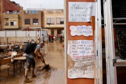 Varias personas trabajan en las labores de limpieza del lodo en un colegio de Sedaví (Valencia), este lunes.