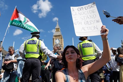 Manifestantes con carteles a favor de Acción Palestina, este sábado en Londres.