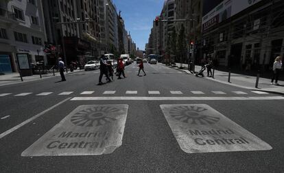 Señales de Madrid Central en la confluencia de Gran Vía con plaza de España.