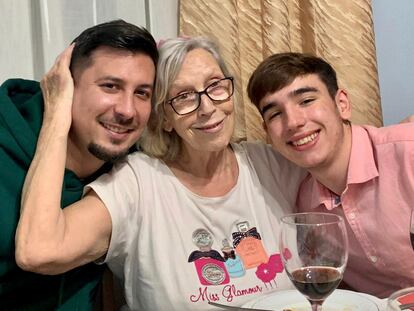 Carmen Castro la pasada Nochebuena entre sus nietos Roberto (izquierda) de 30 años, y Alberto, de 16