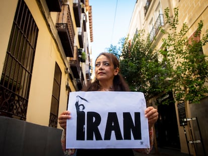 Sara Sangsefidi, una iraní conversa al cristianismo, sujetaba un cartel con una ilustración de la artista Marjane Satrapi, el sábado en Madrid.