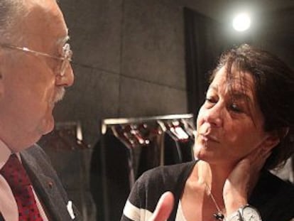 El alcalde de Bilbao, Iñaki Azkuna, en la presentación de Gutun Zuria junto a la directora de la Alhóndiga, Lourdes Fernandez.