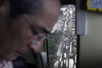 El presidente de Guatemala, Álvaro Colom, en primer plano, observa la magnitud de los desastres causados por el pasado de la tormenta tropical Agatha a su paso por la capital.