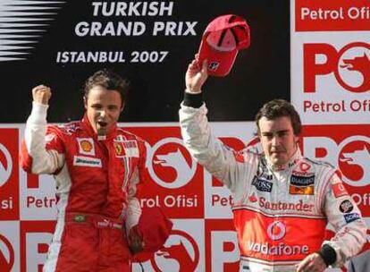Alonso saluda desde el podio junto al ganador, Felipe Massa.