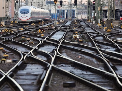 Un tren permanece detenido en las vías de la principal estación de ferrocarril de Colonia el 10 de enero, el primer día de una huelga ferroviaria de 64 horas.
