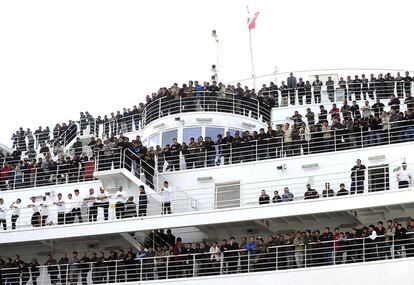 Ciudadanos chinos salen del puerto libio de Bengasi en una fragata rumbo a Malta.