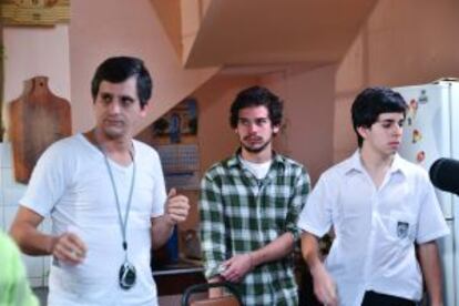 El cineasta peruano junto a sus dos actores protagonistas durante el rodaje de 'Educación física'.