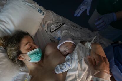 Elsa, de 37 años, da a luz a Pablo en plena pandemia en el hospital Príncipe de Asturias de Alcalá de Henares.