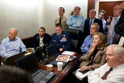 El presidente Obama y el vicepresidente Biden siguen el desarrollo de la operación que acabó con la vida de Bin Laden junto a Clinton y el resto del equipo de seguridad nacional de la Casa Blanca. Fue el 1 de mayo de 2011.