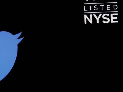 The logo and trading symbol for Twitter is displayed on a screen on the floor of the New York Stock Exchange (NYSE) in New York City, U.S., June 1, 2022.  REUTERS/Brendan McDermid