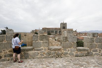 Ávila se convierte en la primera ciudad española con su casco histórico monitorizado por sensores para vigilar el estado de su patrimonio y proporcionar información a los turistas. En la imagen, la muralla de la ciudad castellana, donde se han instalado 60 dispositivos.