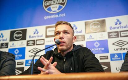 Arthur Melo en su última rueda de prensa con el Gremio.