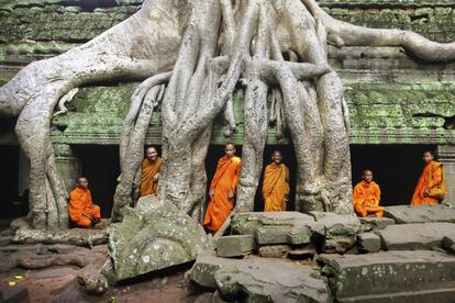 Está considerado el mayor edificio religioso del mundo. Angkor Wat forma parte de un complejo de templos que incluso tiene aeropuerto (internacional) propio y que se extiende sobre un terreno de unos 400 kilómetros cuadrados. Contiene los restos de lo que fueron las diferentes capitales del Imperio Jemer. El templo de Angkor Wat fue erigido en el siglo XII, concebido para el culto hinduista aunque no tardó en pasarse al budismo. Según la leyenda de este símbolo nacional, que incluso figura en la bandera de Camboya, el rey Suryavarmán II mandó construir su templo capital y futuro mausoleo en el lugar de la llanura donde se tumbase un buey, animal sagrado en el hinduismo. Angkor Wat era una morada para los dioses, no estaba concebido para recibir gran número de visitas sino para ser admirado desde el exterior, de ahí su aspecto imponente, rodeado de un lago cuadrado, con cinco torres con forma de flor de loto que alcanzan los 42 metros de alto. Las paredes están repletas de enormes frisos y relieves mitológicos, testimonio de la cultura jemer. La entrada de un día cuesta 18 euros.