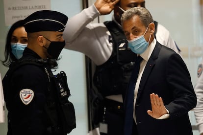 O ex-presidente francês Nicolas Sarkozy, ao chegar a um tribunal em Paris em 1º de março.