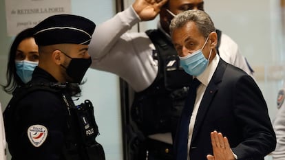 O ex-presidente francês Nicolas Sarkozy, ao chegar a um tribunal em Paris em 1º de março.