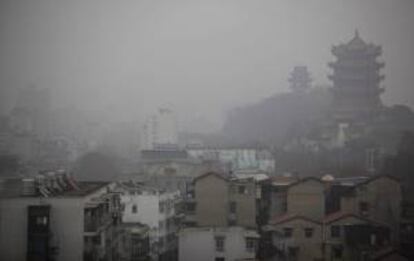 La niebla y polución acumulada hacen difícil la visibilidad en Wuhan (China). EFE/Archivo