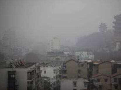 La niebla y polución acumulada hacen difícil la visibilidad en Wuhan (China). EFE/Archivo