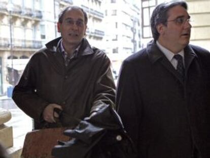 José María Bravo y su abogado acceden ayer a la Audiencia de Gipuzkoa.