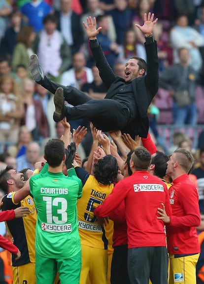 En un año en el banquillo del Atlético de Madrid, Simeone consiguió tres títulos: la Europa League, la Supercopa de Europa y la Copa del Rey. Un año después, la Liga. En la imagen, del 17 de mayo de 2014, los jugadores celebran ese título en el Camp Nou.