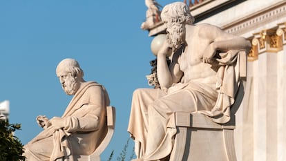 Estatuas de Platón (izquierda) y Aristóteles en la Academia de Atenas