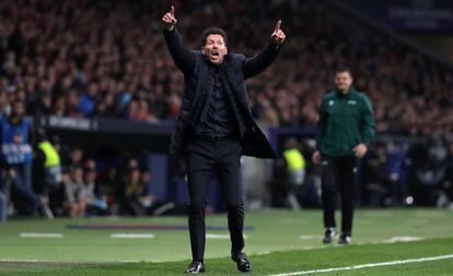 Simeone, durante el partido de ida de los octavos de final de la Champions entre el Atlético y el Liverpool disputado en Madrid.