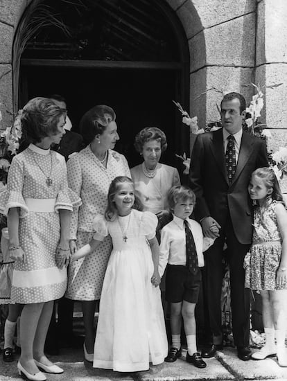 La infanta Cristina recibió la primera comunión el 30 de mayo de 1973, con siete años, en la capilla privada del palacio de La Zarzuela rodeada de sus seres queridos más cercanos. La ausencia más notable fue la de don Juan, su abuelo, quien mantenía una tensa relación con su hijo Juan Carlos por la sucesión al trono. Llevó el mismo vestido y un peinado similar al que había lucido su hermana Elena un año antes. Ese mismo vestido es el que escogería Cristina para la comunión de su hija, Irene Urdangarin, en 2015.
