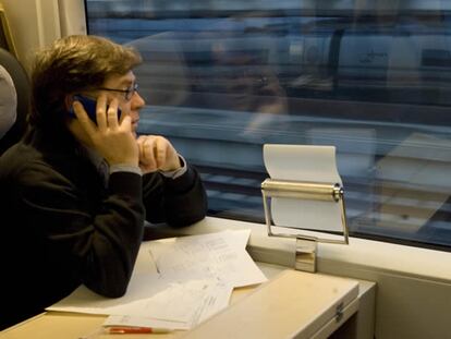 En algunos países empiezan a cuestionar el uso del teléfono móvil en lugares públicos