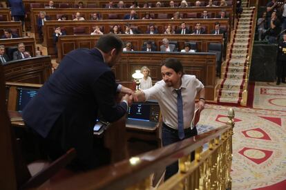 El l&iacute;der de Podemos, Pablo Iglesias, y el portavoz del PSOE, Jos&eacute; Luis &Aacute;balos, se estrechan la mano en la segunda jornada del debate de la moci&oacute;n de censura.