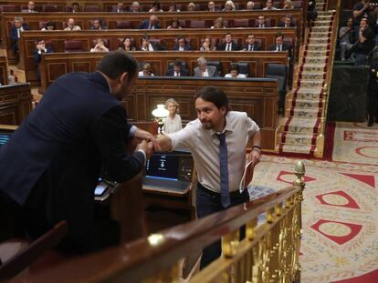 El l&iacute;der de Podemos, Pablo Iglesias, y el portavoz del PSOE, Jos&eacute; Luis &Aacute;balos, se estrechan la mano en la segunda jornada del debate de la moci&oacute;n de censura.