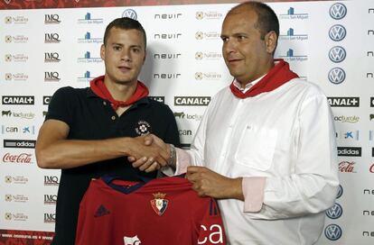 El delantero catalán Oriol Riera estrecha la mano del directivo Txuma Peralta en su presentación como nuevo jugador de Osasuna. Riera, procedente del Alcorcón, ha reconcido haber recibido ofertas de Premier y Bundesliga y que la de Osasuna no era la mejor para el club madrileño.